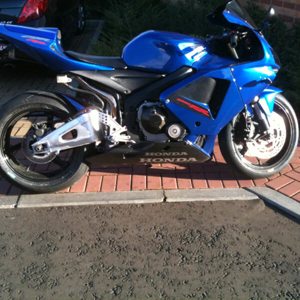 Honda CBR 600 with carbon dipped wheels
