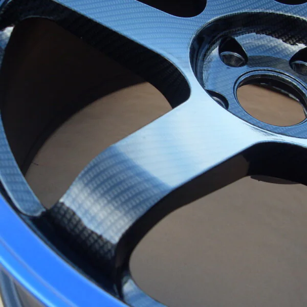 The alloy wheel coated carbon fiber and painted blue