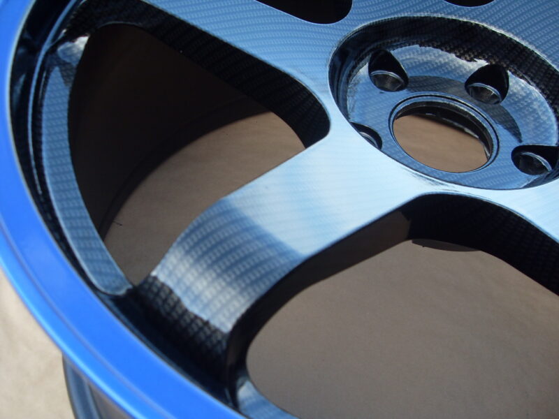 The alloy wheel coated carbon fiber and painted blue