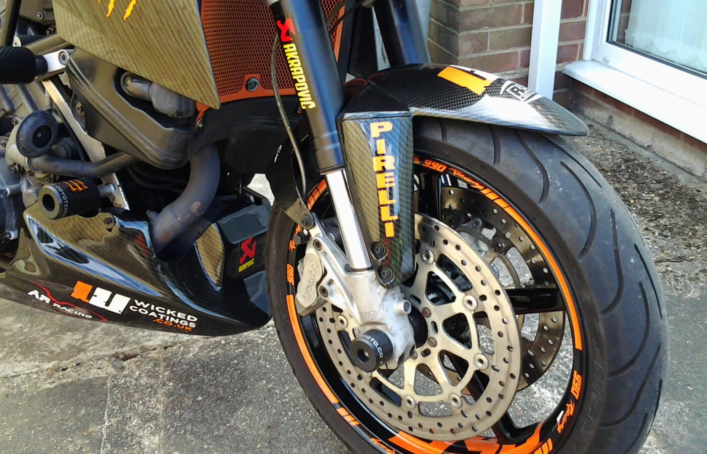 Darren Andrews – Carbon dipped parts for Superduke 990
