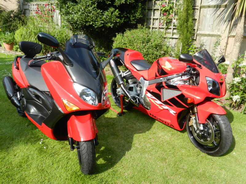 Yamaha XP500 TMAX – Carbon dipping & paint spraying project