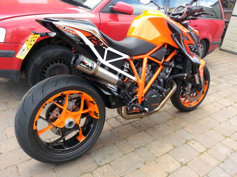 2014 KTM Superduke 1290cc – custom painting and carbon dipping