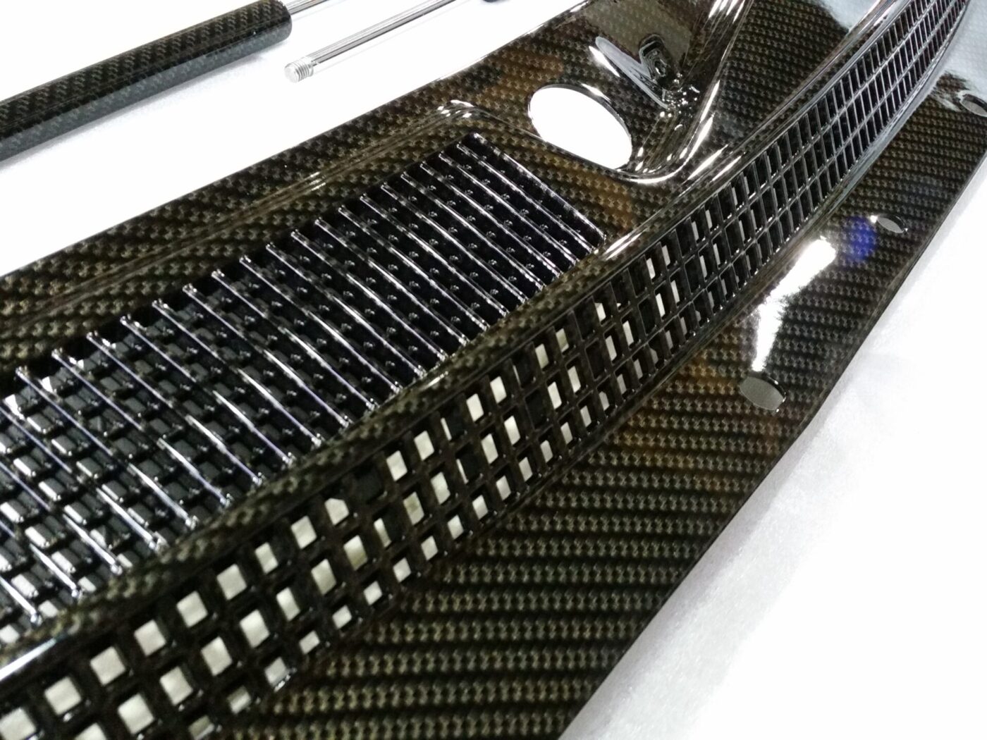 Car exterior element coated in carbon fibre
