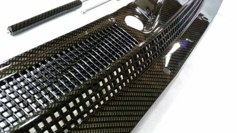 Car exterior element coated in carbon fibre